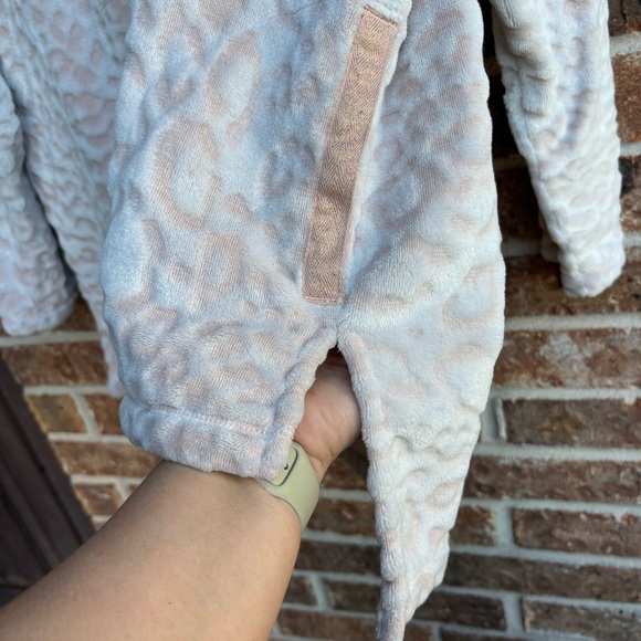 Chico’s pink leopard print hoodie pull on size 2 - Picture 4 of 6